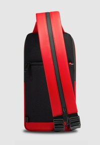 Borsa a tracolla rossa e nera con tracolla in pelle liscia e corpo in tessuto strutturato, dotata di chiusura con zip e tracolla regolabile.