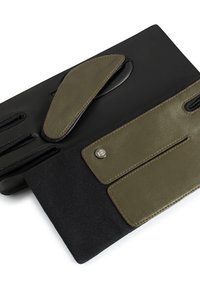 Schwarze und olivgrüne Lederhandschuhe mit strukturiertem Finish, Nahtdetails und einem Druckknopfakzent. Entworfen für einen besseren Halt.