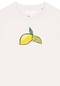 Witte T-shirt met korte mouwen, met een grafische weergave van een gele citroen en een citroenschijfje met een groen blad, gemaakt van zachte katoen.
