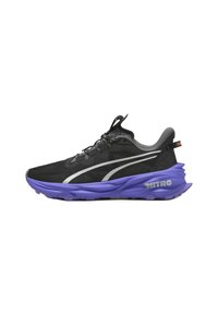 Zapatillas de correr negras con una parte superior texturizada, acentos plateados y una suela exterior púrpura distintiva. Cuentan con cordones y un collar acolchado para mayor comodidad.