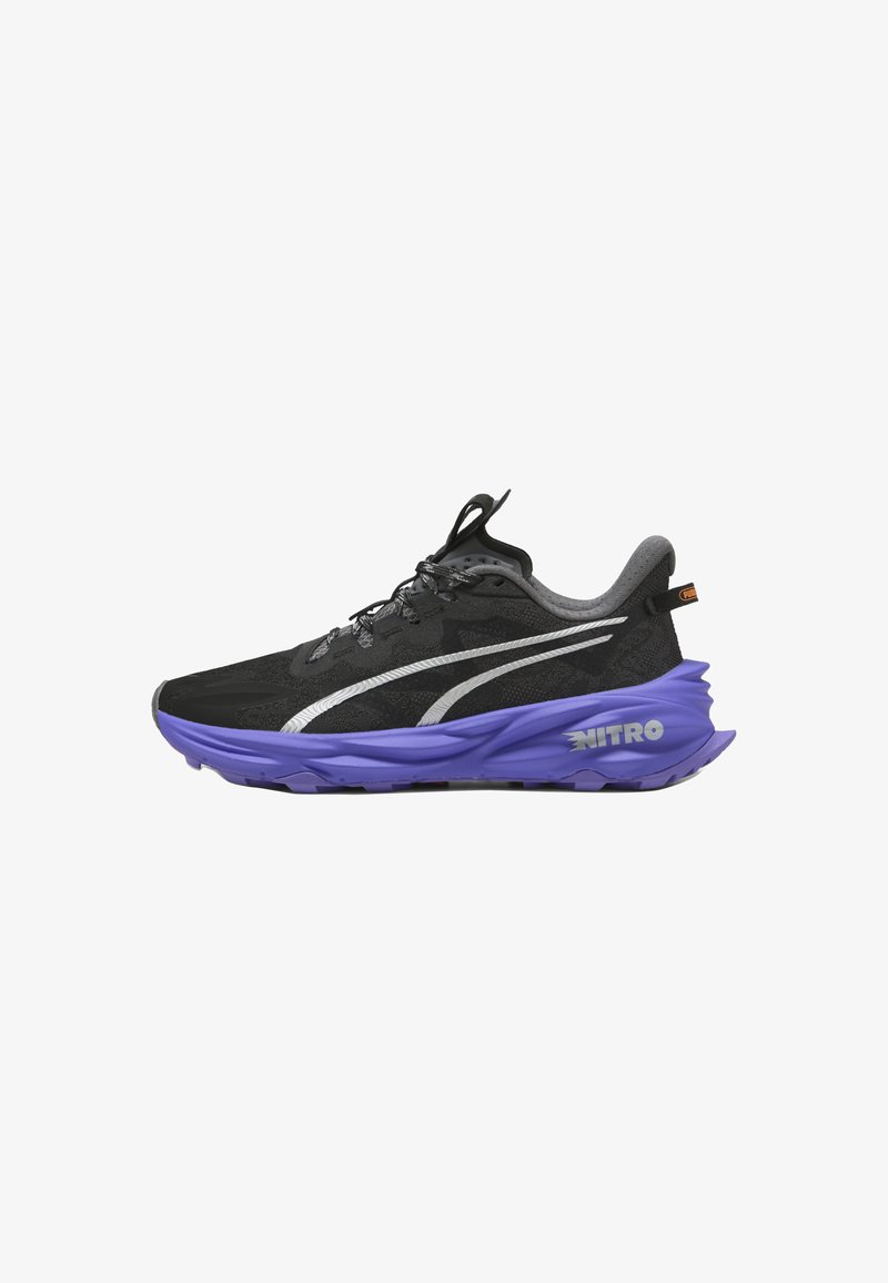 Baskets de course noires avec une tige texturée, des accents argentés et une semelle extérieure distinctive violette. Comprend des lacets et un collier rembourré pour plus de confort.