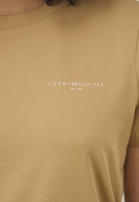 Tommy Hilfiger MINI LOGO - Jednoduché tričko - classic khaki