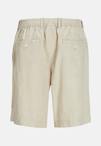 Beige Leinen-Shorts mit elastischem Bund, zwei hinteren Knopftaschen und Gürtelschlaufen, von hinten gezeigt.