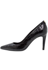 Chaussure à talon haut en cuir verni noir avec un bout pointu, un motif crocodile texturé et un talon aiguille fin. Pas d'accents visibles.