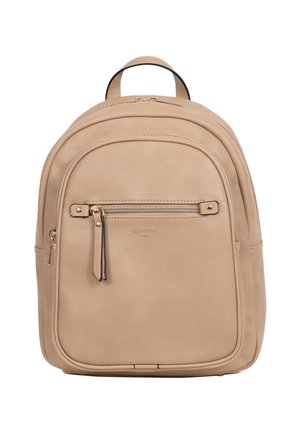 Zaino in pelle beige con tasca anteriore con cerniera, manico superiore e cursori con finitura in oro, che mostra una texture liscia e una leggera impressine del marchio.