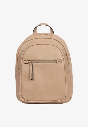 Beżowy skórzany plecak z przednią kieszenią na zamek, górnym uchwytem oraz złotymi suwakami, prezentujący gładką fakturę i subtelne tłoczenie logo.