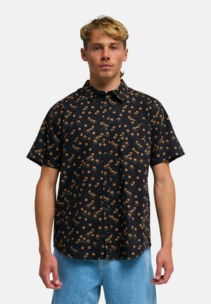 Schwarzes Kurzarmhemd mit floralem Muster in Orange und Grün, durchgeknöpft, klassischem Kragen und legerer Passform.