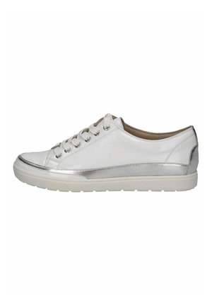 Sneaker bianco con un accento argentato lucido, caratterizzato da una tomaia in pelle liscia, punta arrotondata, sei occhielli e una suola in gomma piatta.