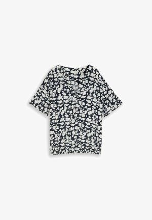 Czarna bluzka z krótkim rękawem w białe abstrakcyjne kwiatowe wzory, z okrągłym dekoltem i lekko marszczonym dołem.