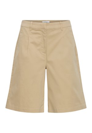 Bež kratke hlače dolžine do kolen, krojene s pasovnimi zankami, sprednjimi gubami in skritim sprednjim zapiranjem na belem ozadju.