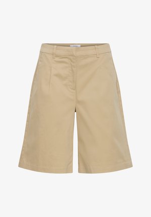 Pantalones cortos beige hasta la rodilla, ajustados, con trabillas para cinturón, pliegues delanteros y cierre frontal oculto sobre un fondo blanco.