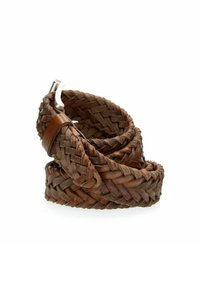 Cintura in pelle intrecciata marrone con una elegante fibbia in metallo argentato. La cintura presenta un design intrecciato e testurizzato con una finitura liscia.