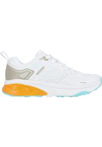 Sportliche Schuhe mit einem oberen Teil aus weißem Mesh, grauen Akzenten, einer orangefarbenen und türkisfarbenen Sohle sowie einem strukturierten Design für Atmungsaktivität und Unterstützung.