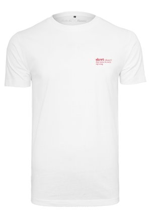 Witte katoenen t-shirt met korte mouwen. Heeft een rode bedrukte tekst op de linkerborst. Eenvoudige ronde halslijn en een relaxte pasvorm.