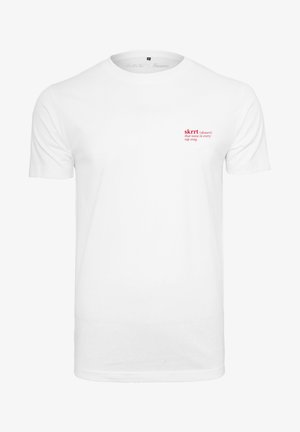 Hvid bomulds t-shirt med korte ærmer. Har rød trykt tekst på venstre brystområde. Enkel rund halsudskæring og afslappet pasform.