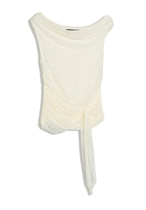 Bluză fără mâneci din dantelă ivoar, cu un decolteu larg tip barcă și un detaliu asimetric adunat cu fundiță în zona taliei.