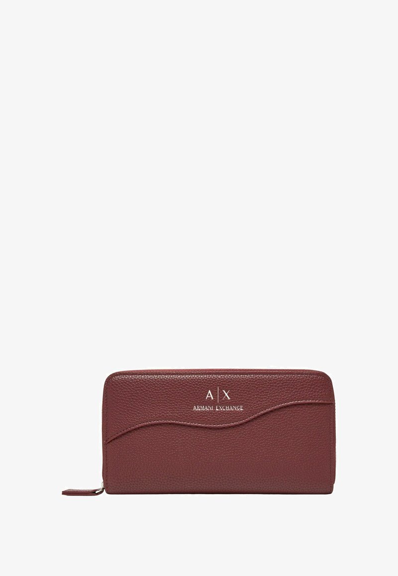 Cartera de cuero marrón con superficie texturizada, logo en relieve y un acento curvado en la parte superior. Cierre de cremallera con un pequeño tirador.