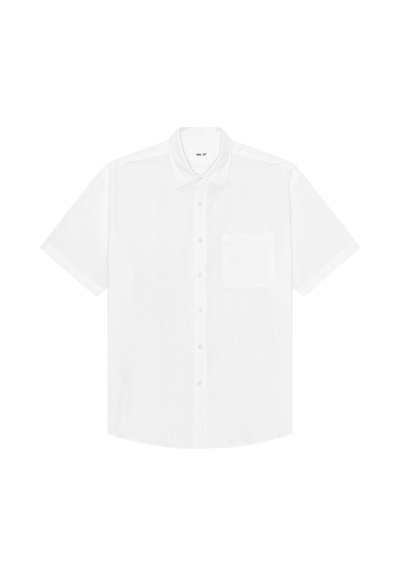 Chemise blanche à manches courtes boutonnée avec col et poche poitrine, étalée à plat sur un fond blanc.