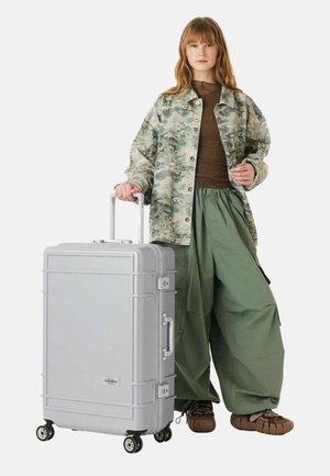 Eastpak, RESIST'R  4 ROLLEN TROLLEY L 78 CM UNISEX - Trolley - metal silver