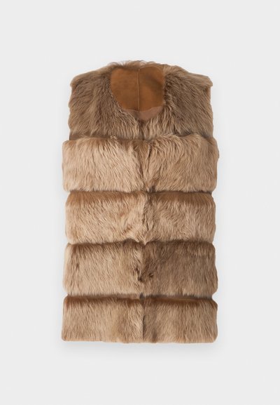 Vesta fără mâneci din blană artificială, de culoare maron deschis, cu o suprafață moale și texturată. Dispune de un decolteu rotund și un design matlasat orizontal.
