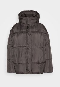 Chaqueta acolchada en gris oscuro, con cuello alto, cierre de cremallera y secciones acolchadas horizontales para aislamiento. Textura suave y brillante.