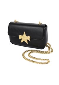 Borsa a tracolla nera in finta pelle con logo a stella dorato, forma rettangolare, chiusura con flap magnetico e tracolla in catena dorata.