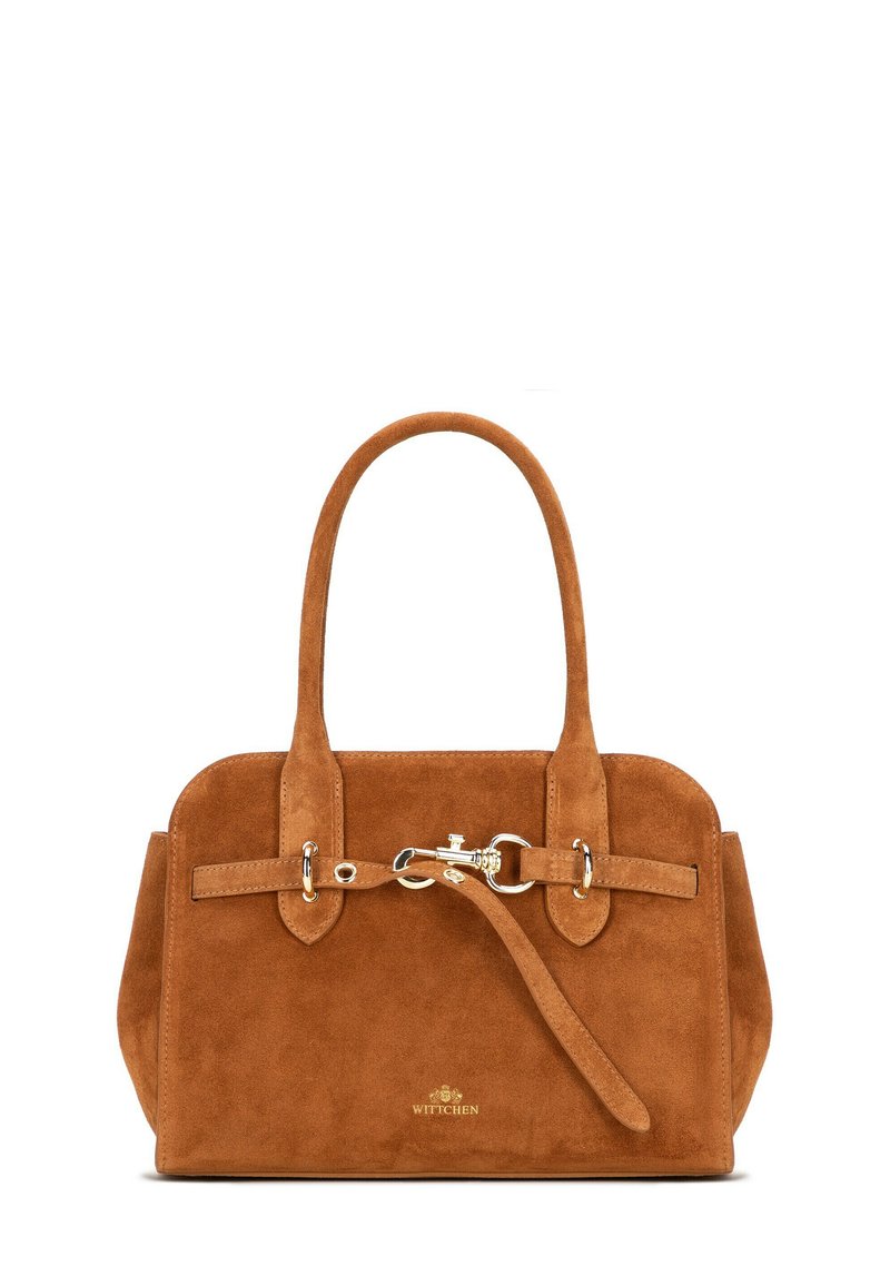 Sac en suédine marron avec deux poignées robustes, des accents métalliques, une bandoulière décorative et une forme rectangulaire. Présente un logo doré en bas.