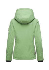Šviesiai žalia neperšlampama striukė su gobtuvu, elastinėmis rankovėmis ir lygia tekstūra. Su logotipu ant nugaros ir iš šono užtrauktuko kišenės detale.