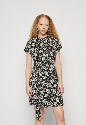 Vestito nero a fiori con maniche corte, vita stretta e dettaglio avvolgente. Motivi floreali bianchi e verdi sul tessuto, texture liscia.