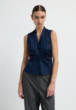 Top senza maniche navy con scollo a V e parte frontale arricciata, caratterizzato da bottoni al centro e una texture liscia.