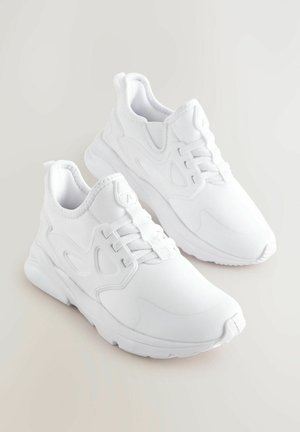 Weiße Sportschuhe mit einem eleganten Design, Obermaterial aus strukturiertem Stoff, gepolstertem Kragen und Schnürverschluss sowie einer geformten Sohle.