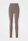 UNIVERSA SEAMLESS FRONT - Punčochy - mink brown/black