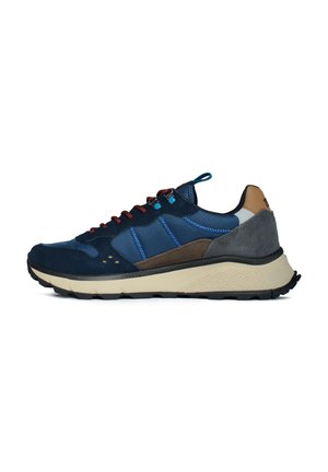 Baskets bleu marine et grises avec un mélange de daim et de mailles, dotées d'une semelle crème texturée, de lacets rouges et d'accents bleus.