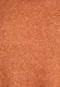 Pleteni pulover v toplem rjavem odtenku; ima rebrast kroj okoli vratu in mehak, teksturiran material z rahlim flek vzorcem.