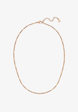 Collier délicat en chaîne d’or avec fermoir mousqueton et rallonge réglable se terminant par un petit pendentif en forme de cœur sur fond blanc.