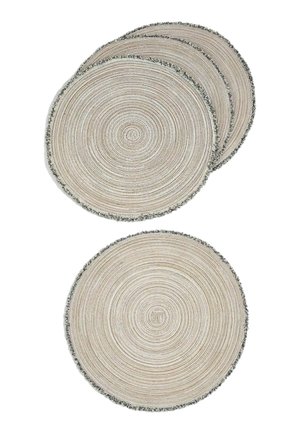 Tre runde vævede dækkeservietter med koncentrisk cirkelmønster, naturlig beige farve og frynser på kanterne på en hvid baggrund.
