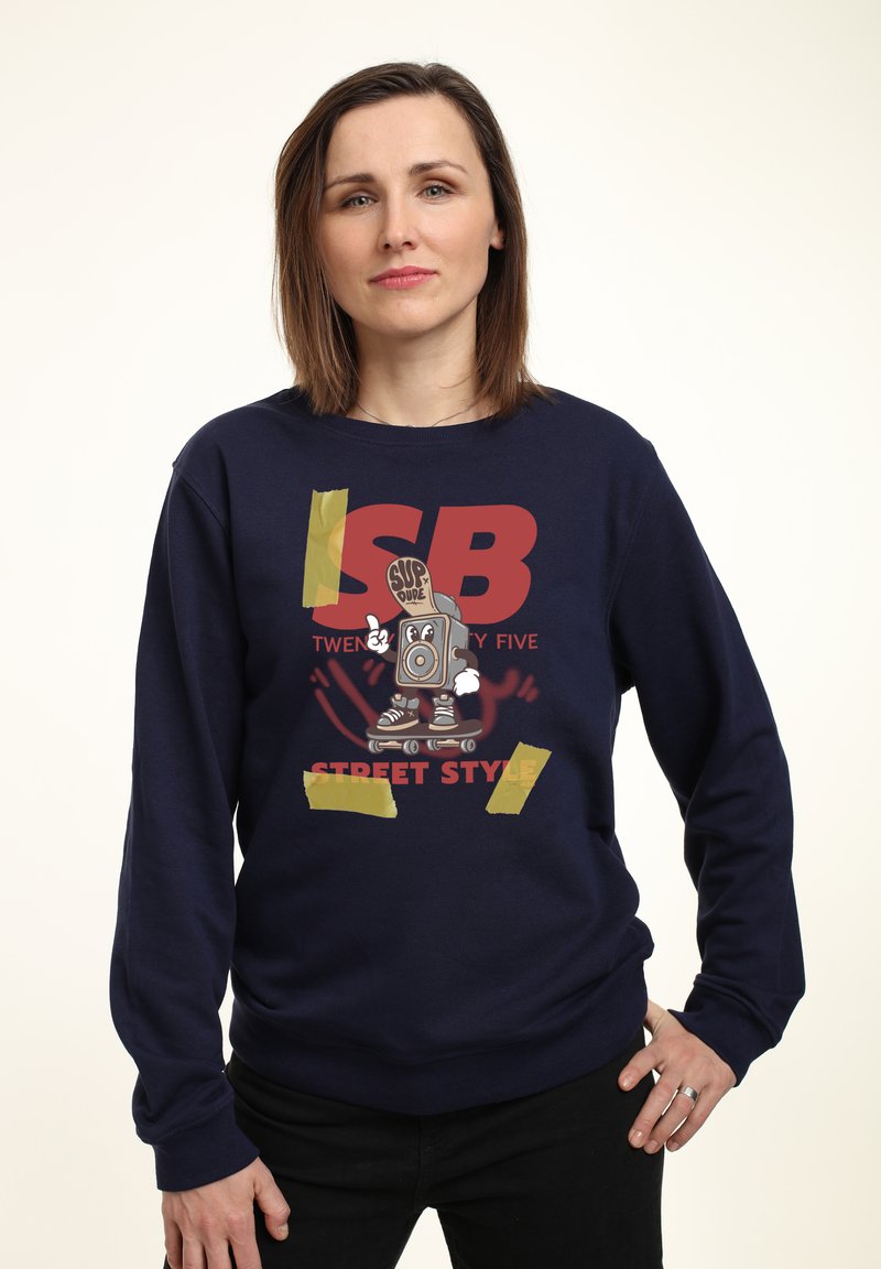Felpa di colore blu navy con un design grafico che presenta un personaggio dei cartoni animati sui pattini, testo in grassetto e accenti gialli. Tessuto morbido.
