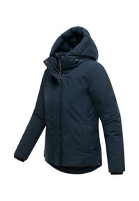 Donkerblauwe hooded jack van gevoerd materiaal, met een ritssluiting, zakken en een logo patch op de mouw.
