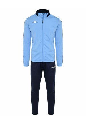 Completo tuta blu chiaro con giacca con zip e colletto nero, e pantaloni blu navy. Logo Kappa sulla giacca e sui pantaloni. Tessuto morbido.
