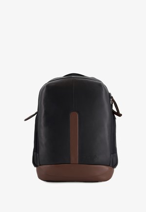 Czarny skórzany plecak z brązowymi akcentami i wykończeniami, charakteryzujący się gładką teksturą, ustrukturyzowanym kształtem oraz podwójnymi zamykanymi na zamek komorami po bokach.