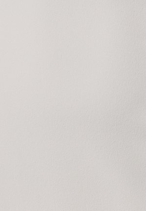 Carta bianca testurizzata con una superficie leggermente ruvida, colore uniforme e senza modelli o accenti visibili, adatta per vari usi di artigianato.