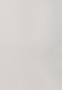 Papel blanco texturizado con un sutil patrón de grano, que presenta una superficie suave y ligeras variaciones de sombra a lo largo de la hoja.