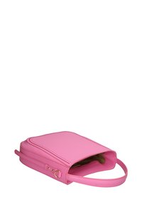 Borsa in pelle rosa con forma rettangolare, a tracolla singola e dettagli in hardware dorato. La parte superiore aperta rivela un rivestimento interno beige.