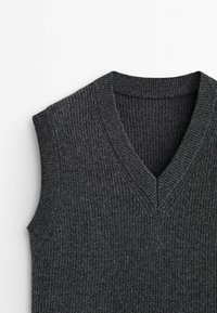 Veste en tricot sans manches gris foncé avec un col en V, présentant une texture côtelée et une couleur unie, mettant en valeur les coutures régulières et l'encolure.