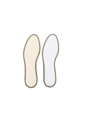 Deux semelles de chaussures côte à côte, l'une beige avec de petites perforations et l'autre blanche unie, toutes deux avec des bords marron cousus.