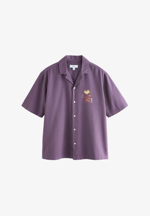 Cămașă mov cu mâneci scurte și nasturi, cu guler tip camping și un mic desen floral pe pieptul stâng.