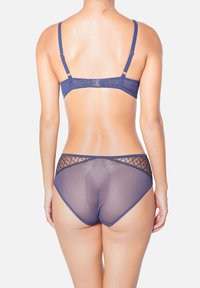 Ensemble de soutien-gorge et culotte bleu marine avec des accents en dentelle transparente. Le soutien-gorge dispose de bretelles réglables et d'une fermeture à crochet, tandis que la culotte offre une texture douce.