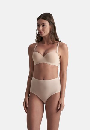 Reggiseno beige con un design liscio e sagomato e spalline regolabili, abbinato a slip beige a vita alta, entrambi realizzati in tessuto morbido.