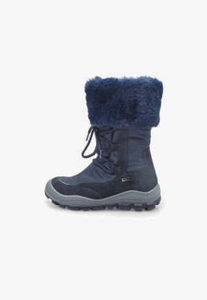 Bota de invierno azul marino con grueso puño de piel, parte delantera con cordones, puntera reforzada y suela gris texturizada para tracción en exteriores.
