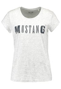 Lys grå kortærmet t-shirt med rund halsudskæring. Har et iøjnefaldende design med fed navy blå "MUSTANG" tekst på forsiden. Blød, glat tekstur.